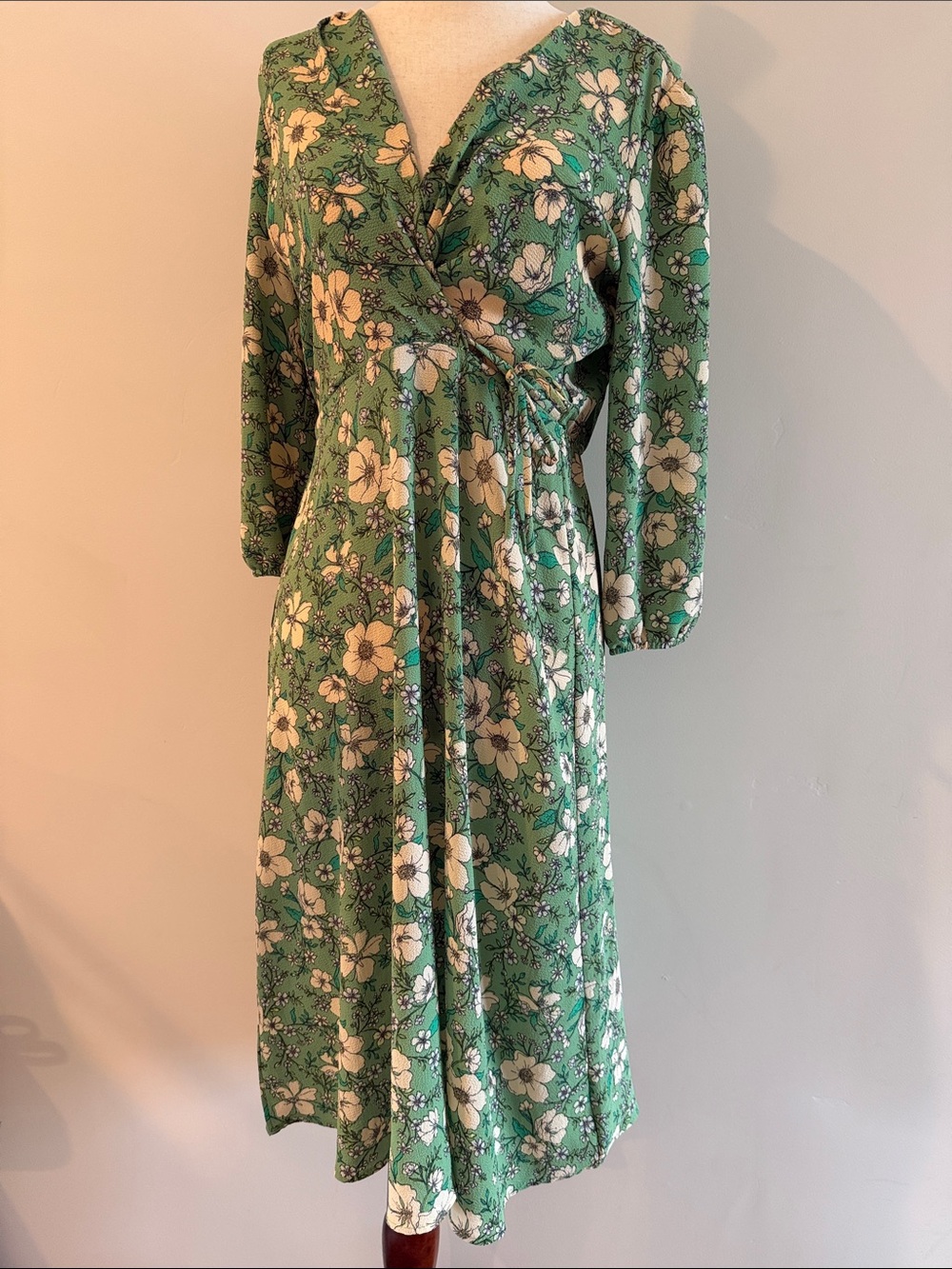 Floral Green Wrap Top Midi Dress with V-Neck and Tie Waist